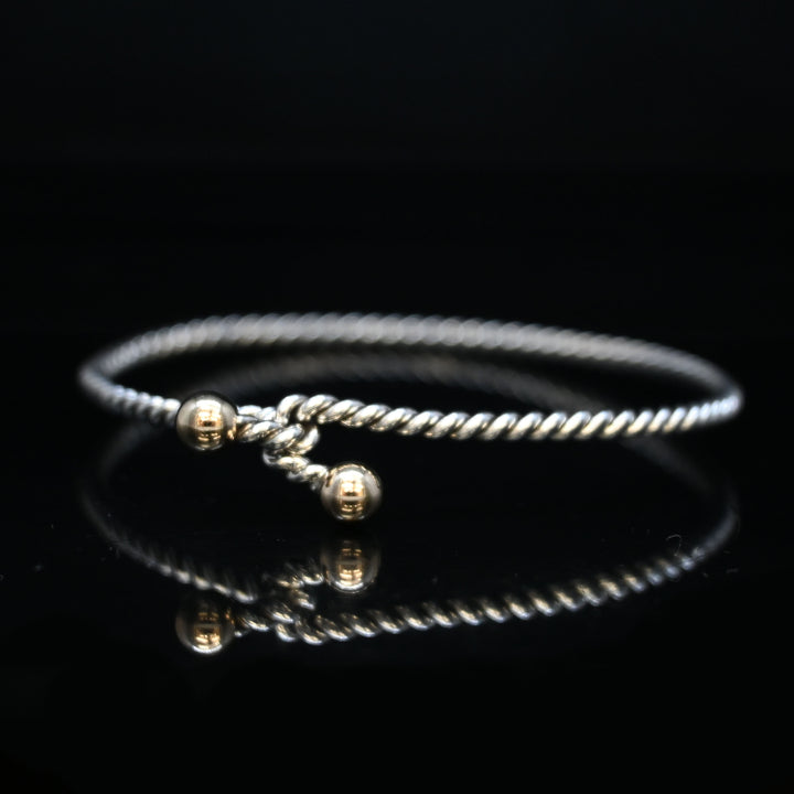 フックアンドアイ ツイスト バングル