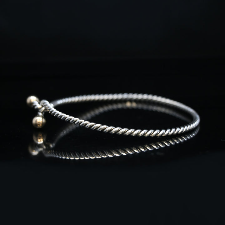 フックアンドアイ ツイスト バングル