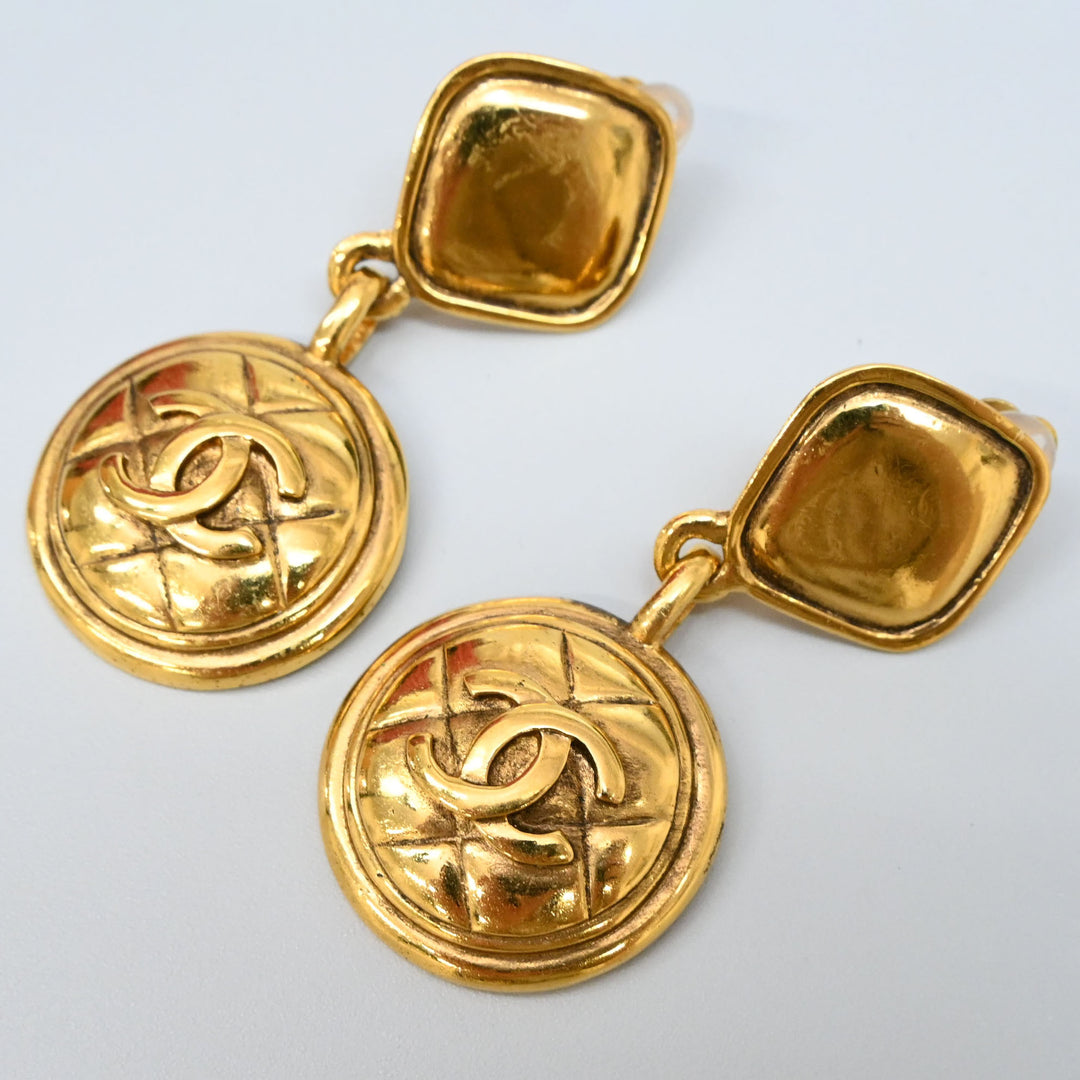 샤넬 샤넬 코코 마크 마틀라세 귀걸이 P44719V