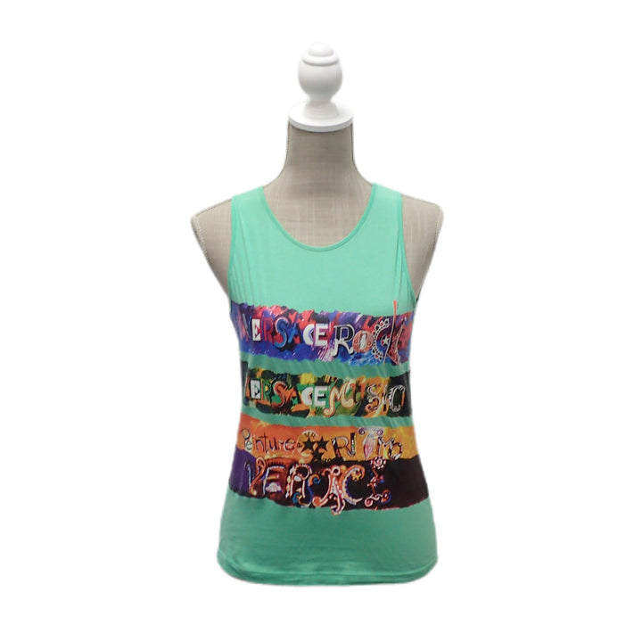 * Versace Jeans Cuture曾经闪过女孩坦克顶部