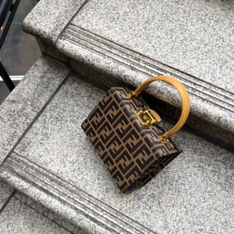 FENDI ズッカ柄 バニティバック - バッグ