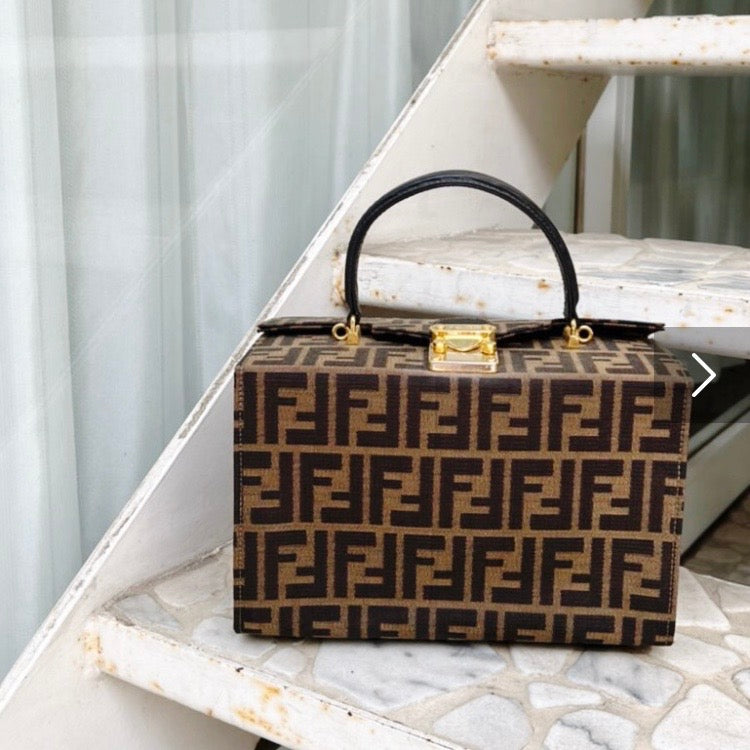 美品】FENDI フェンディ ズッカ柄バニティバッグ ☆正規品