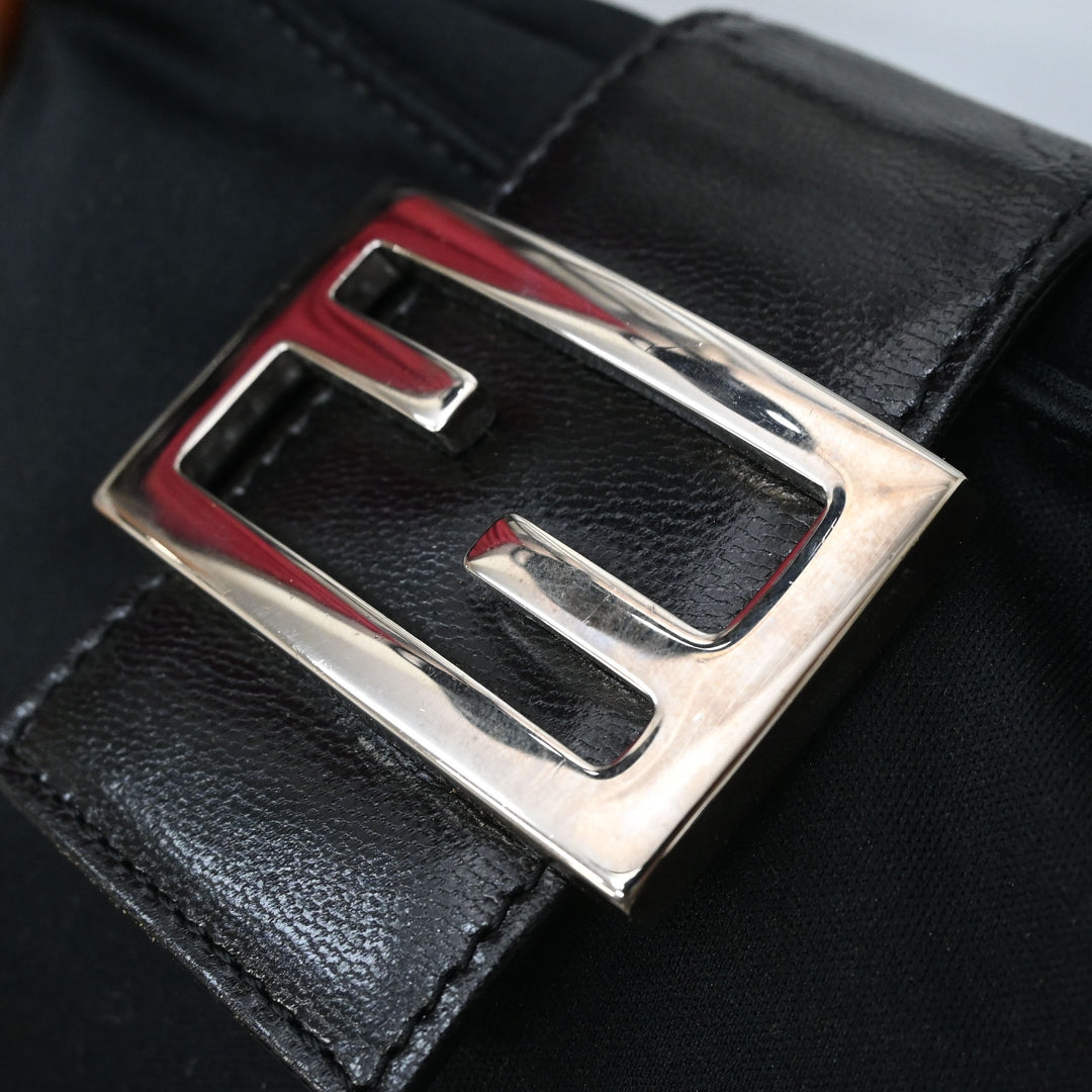 Croissant shoulder bag P47876V