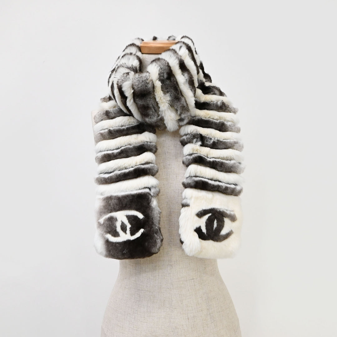 CHANEL Coco Mark Orig Lug x Cashmere Fur Muffler P44538V