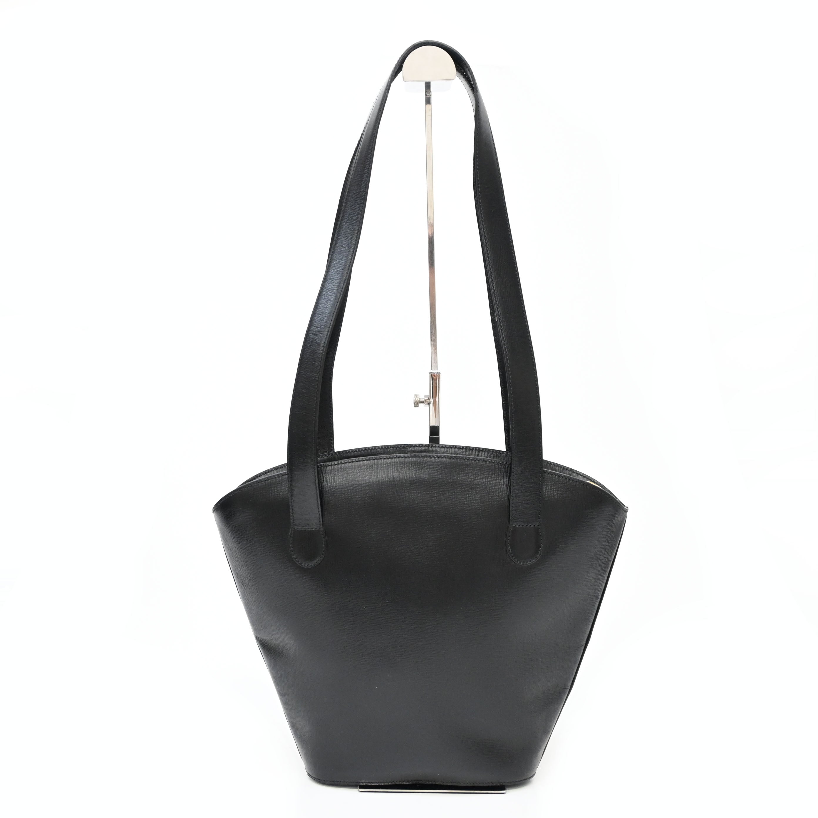 Christian Dior ディオール オーバル型ショルダーバッグ 黒革 オーバルロゴショルダーバッグ – VINTAGE SELECT SHOP MAISON DE VII