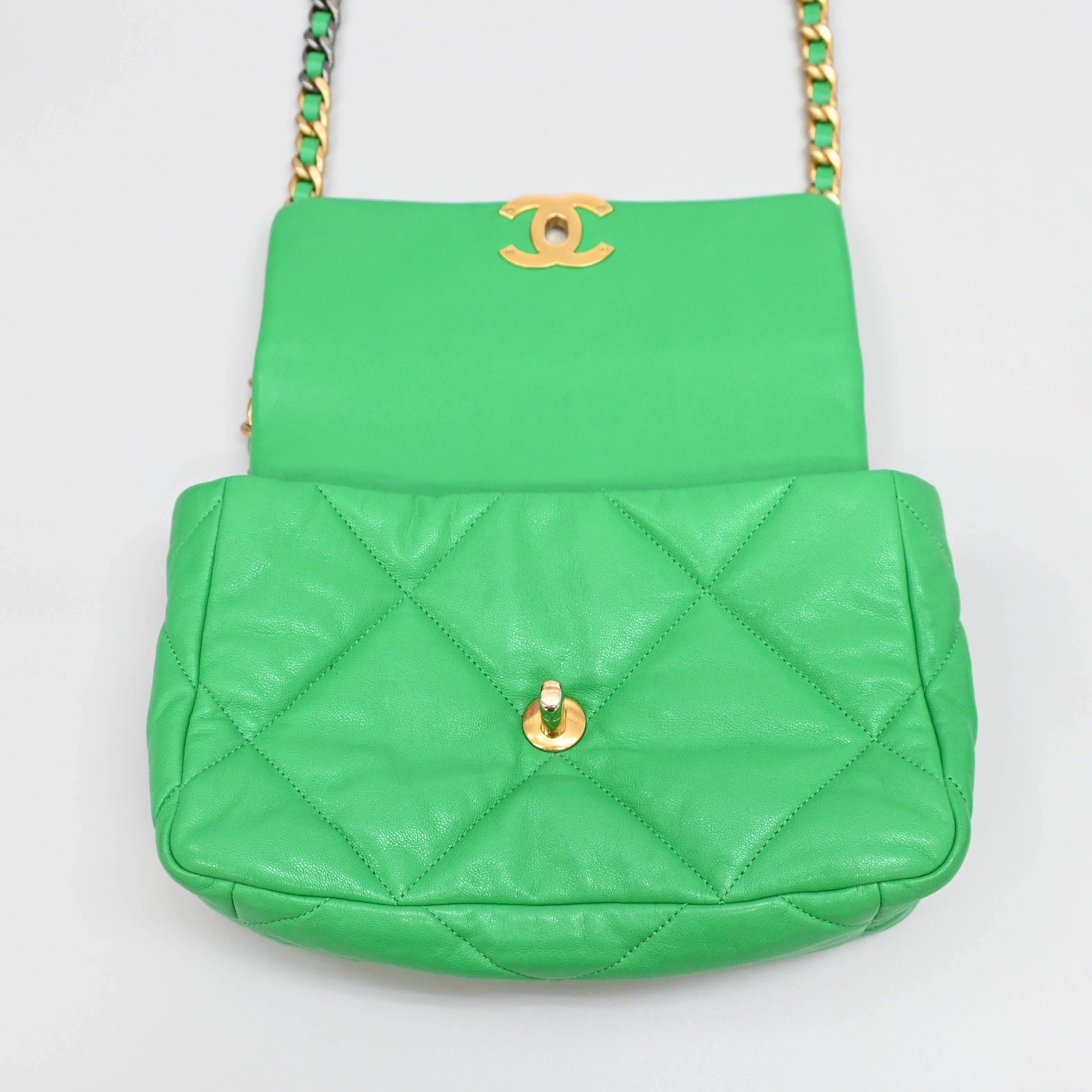美品CHANEL♦︎シャネル ヒップバッグ 2005 ショルダーバッグ 黄緑 CHANEL - 美品CHANEL♦︎シャネル ヒップバッグ 2005 ショルダーバッグ