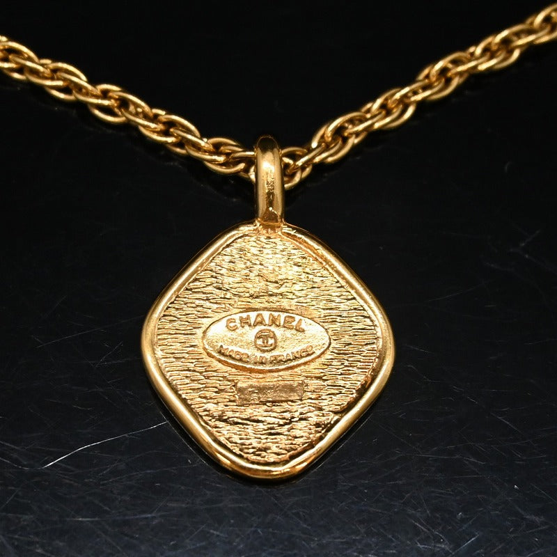chanel necklace ladies