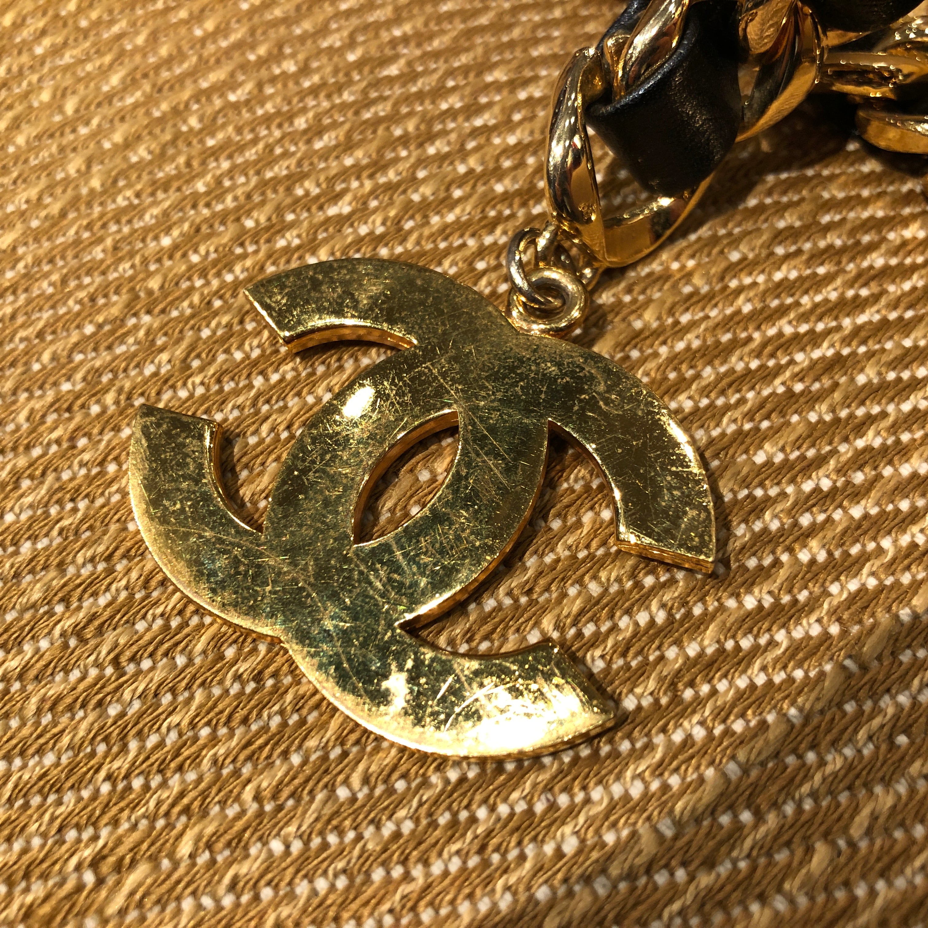 CHANEL❤️ シャネル　チェーンベルト　ロゴ CHANEL チェーンベルト ロゴチャーム付き